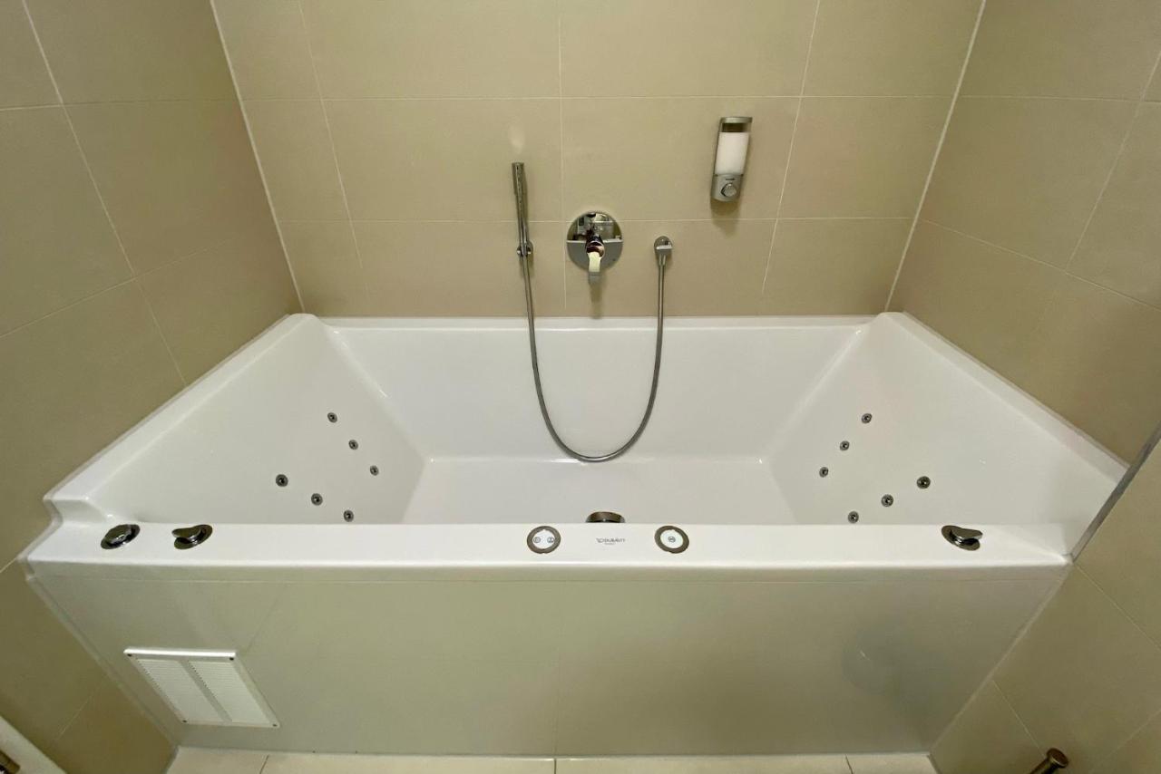 Alpen-Panorama Suite - Einzigartige Privatsuite Hoch Ueber Muenchen, 12Tes Og, Alpenblick, Loggia, Whirlpool, 15 Minuten Zum Zentrum, Ruhe Und Erholung In Der Stadt Muenchen Fuer Privat Und Geschaeftlich Reisende Bagian luar foto